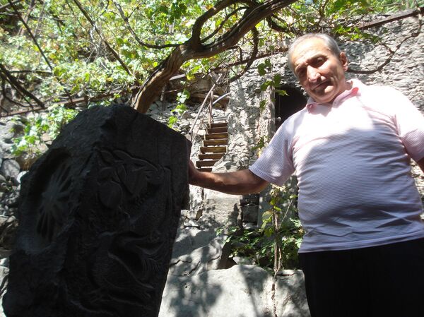 Շիրազի, Հերունու, Սոս Սարգսյանի, Շերենցի ծառերը` կողք կողքի. վարպետ Վահանի Ժայռեղեն այգին - Sputnik Արմենիա