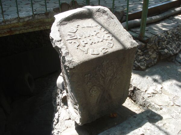 Շիրազի, Հերունու, Սոս Սարգսյանի, Շերենցի ծառերը` կողք կողքի. վարպետ Վահանի Ժայռեղեն այգին - Sputnik Արմենիա