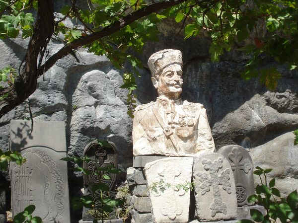 Շիրազի, Հերունու, Սոս Սարգսյանի, Շերենցի ծառերը` կողք կողքի. վարպետ Վահանի Ժայռեղեն այգին - Sputnik Արմենիա