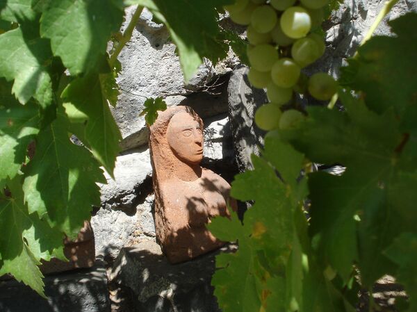 Շիրազի, Հերունու, Սոս Սարգսյանի, Շերենցի ծառերը` կողք կողքի. վարպետ Վահանի Ժայռեղեն այգին - Sputnik Արմենիա