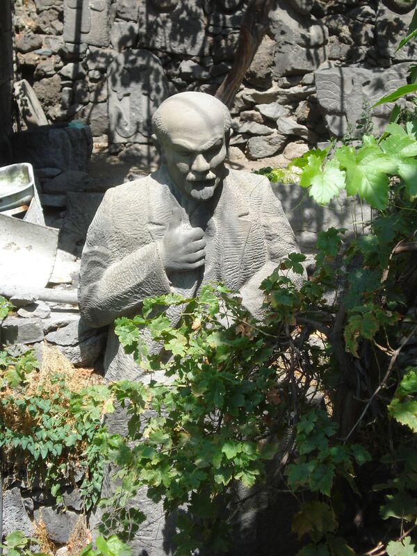 Շիրազի, Հերունու, Սոս Սարգսյանի, Շերենցի ծառերը` կողք կողքի. վարպետ Վահանի Ժայռեղեն այգին - Sputnik Արմենիա