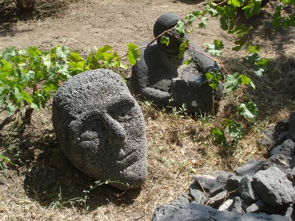 Շիրազի, Հերունու, Սոս Սարգսյանի, Շերենցի ծառերը` կողք կողքի. վարպետ Վահանի Ժայռեղեն այգին - Sputnik Արմենիա