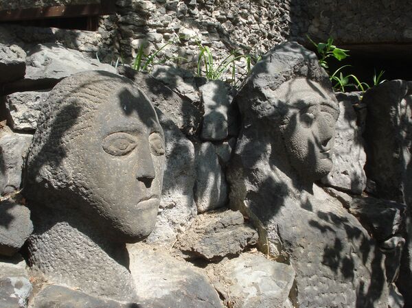 Շիրազի, Հերունու, Սոս Սարգսյանի, Շերենցի ծառերը` կողք կողքի. վարպետ Վահանի Ժայռեղեն այգին - Sputnik Արմենիա