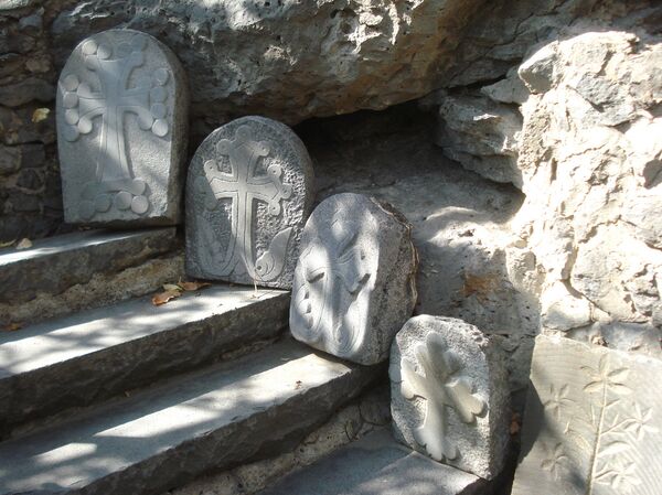 Շիրազի, Հերունու, Սոս Սարգսյանի, Շերենցի ծառերը` կողք կողքի. վարպետ Վահանի Ժայռեղեն այգին - Sputnik Արմենիա