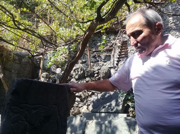 Շիրազի, Հերունու, Սոս Սարգսյանի, Շերենցի ծառերը` կողք կողքի. վարպետ Վահանի Ժայռեղեն այգին - Sputnik Արմենիա