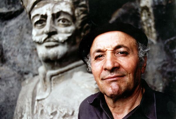 Շիրազի, Հերունու, Սոս Սարգսյանի, Շերենցի ծառերը` կողք կողքի. վարպետ Վահանի Ժայռեղեն այգին - Sputnik Արմենիա