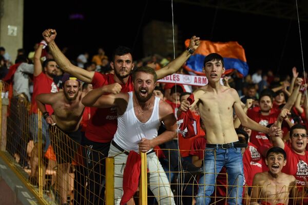 Арарат-Армения вырвал победу в первой игре с Дюделанжем — видео ликующих болельщиков - Sputnik Армения