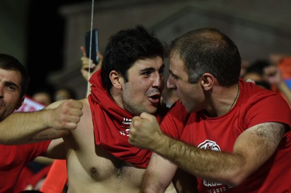 Арарат-Армения вырвал победу в первой игре с Дюделанжем — видео ликующих болельщиков - Sputnik Армения