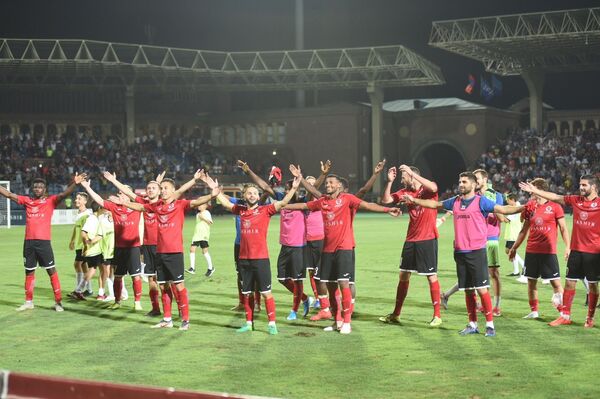 Арарат-Армения вырвал победу в первой игре с Дюделанжем — видео ликующих болельщиков - Sputnik Армения