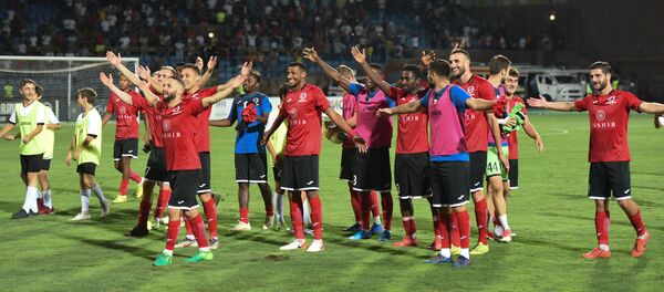 Футболисты ереванского Арарат-Армения благодарят своих болельщиков по окончании первого матча четвертого квалификационного раунда Лиги Европы 2019-2020 против люксембургского Дюделанж (22 августа 2019). Еревaн - Sputnik Армения