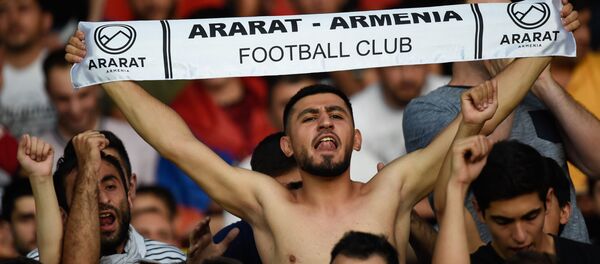 Болельщики фан-клуба FAF и ереванского Арарат-Армения во время первого матча четвертого квалификационного раунда Лиги Европы 2019-2020 против против люксембургского Дюделанж (22 августа 2019). Еревaн Болельщики фан-клуба FAF и ереванского Арарат-Армения во время первого матча четвертого квалификационного раунда Лиги Европы 2019-2020 против против люксембургского Дюделанж (22 августа 2019). Еревaн - Sputnik Армения