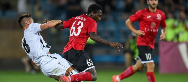 Борьба за мяч между футболистами ереванского Арарат-Армения и люксембургского Дюделанж во время первого матча четвертого квалификационного раунда Лиги Европы 2019-2020 (22 августа 2019). Еревaн - Sputnik Արմենիա