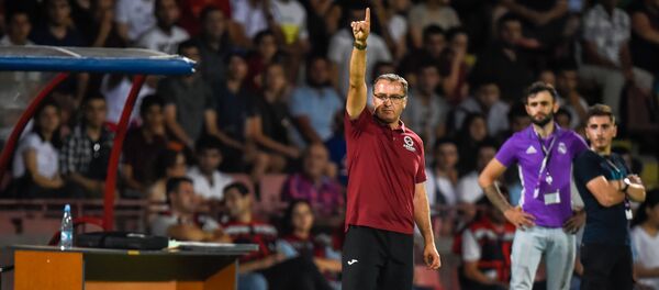 Главный тренер ереванского Арарат-Армения Вардан Минасян во время первого матча четвертого квалификационного раунда Лиги Европы 2019-2020 против люксембургского Дюделанж (22 августа 2019). Еревaн - Sputnik Արմենիա