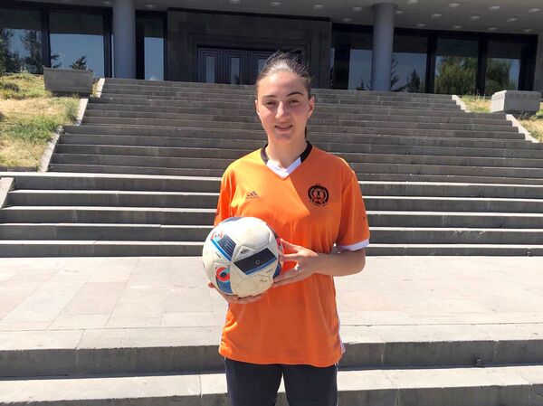 Ֆուտբոլ, դասեր ու սեր. 20-ամյա գյումրեցի աղջկա երազանքները - Sputnik Արմենիա
