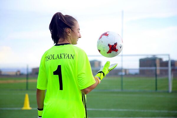 Ֆուտբոլ, դասեր ու սեր. 20-ամյա գյումրեցի աղջկա երազանքները - Sputnik Արմենիա