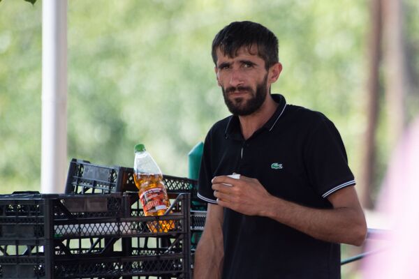 Сыр, инжир и самогон: как Давид вернулся из России в Чинари и напоил молоком все село Сыр, инжир и самогон: как Давид вернулся из России в Чинари и напоил молоком все село - Sputnik Армения