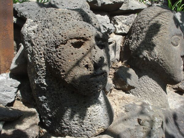 Շիրազի, Հերունու, Սոս Սարգսյանի, Շերենցի ծառերը` կողք կողքի. վարպետ Վահանի Ժայռեղեն այգին - Sputnik Արմենիա