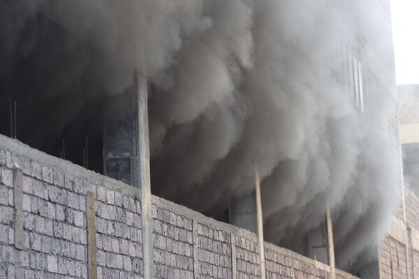 Сотрудники горящего в Ереване Малатия молл выбрасывают бытовую технику через окно — фото - Sputnik Армения