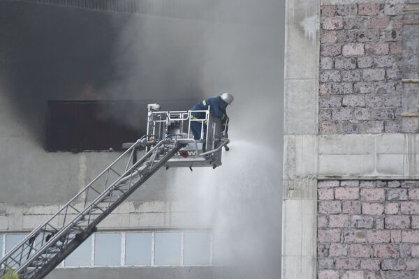 Сотрудники горящего в Ереване Малатия молл выбрасывают бытовую технику через окно — фото - Sputnik Армения