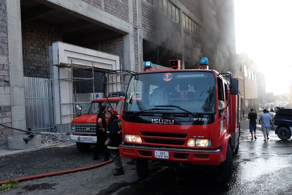Сотрудники горящего в Ереване Малатия молл выбрасывают бытовую технику через окно — фото - Sputnik Армения