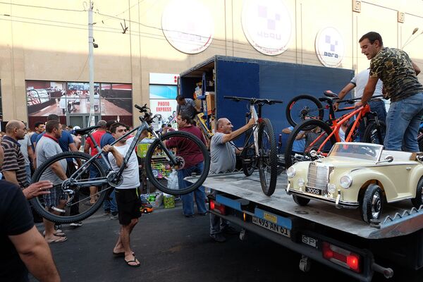 Сотрудники горящего в Ереване Малатия молл выбрасывают бытовую технику через окно — фото - Sputnik Армения