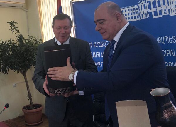 «Կըլկլան» բաժակ, կերմամիկական սափոր ու հայկական կոնյակ. Գյումրին ու Նովոչերկասկը դարձան քույր քաղաքներ «Կըլկլան» բաժակ, կերմամիկական սափոր ու հայկական կոնյակ. Գյումրին ու Նովոչերկասկը դարձան քույր քաղաքներ - Sputnik Արմենիա