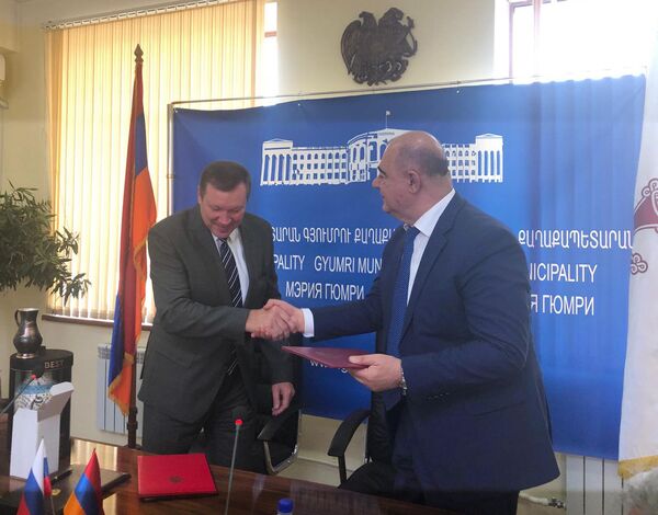 «Կըլկլան» բաժակ, կերմամիկական սափոր ու հայկական կոնյակ. Գյումրին ու Նովոչերկասկը դարձան քույր քաղաքներ «Կըլկլան» բաժակ, կերմամիկական սափոր ու հայկական կոնյակ. Գյումրին ու Նովոչերկասկը դարձան քույր քաղաքներ - Sputnik Արմենիա