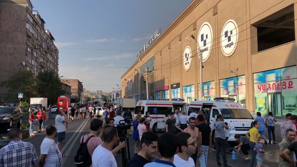 «Մալաթիա մոլի» հրդեհը մարել չի հաջողվում. վերևի հարկերից ապրանքներ են ցած նետում. տեսանյութ - Sputnik Արմենիա