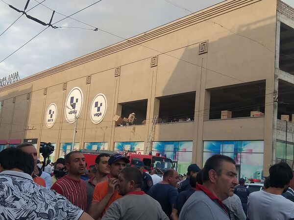 Пожар в ТЦ Малатия локализовать не удается: в больницу поступают новые пострадавшие - Sputnik Армения