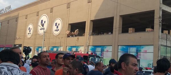 Из магазина Vega выбрасывают коробки - Sputnik Արմենիա