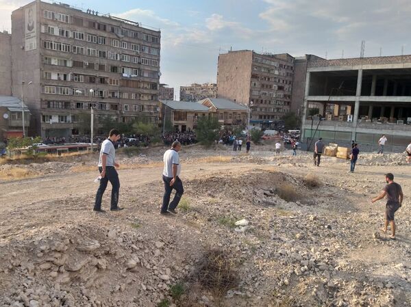 Самвел Алексанян прорвался к пожару в Малатия Молл по бездорожью - видео - Sputnik Армения