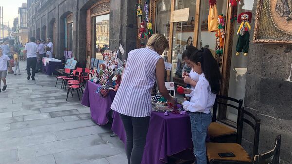 Выставка работ гюмрийских мастеров на улице Шираза в день города (25 августа 2019). Гюмри - Sputnik Արմենիա