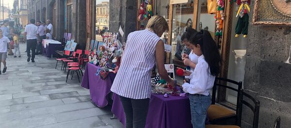 Выставка работ гюмрийских мастеров на улице Шираза в день города (25 августа 2019). Гюмри - Sputnik Արմենիա