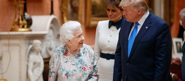 Королева Великобритании Елизавета II с президентом и первой леди США Дональдом и Меланией Трамп на выставке предметов Королевской коллекции в Букингемском дворце (3 июня 2019). Лондон - Sputnik Армения