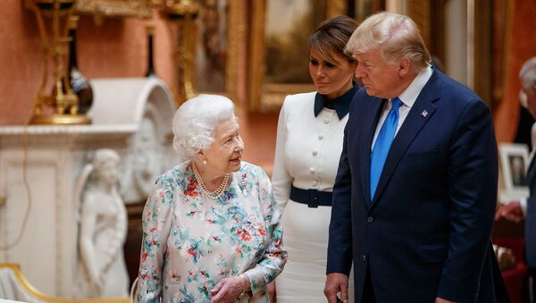 Королева Великобритании Елизавета II с президентом и первой леди США Дональдом и Меланией Трамп на выставке предметов Королевской коллекции в Букингемском дворце (3 июня 2019). Лондон - Sputnik Армения