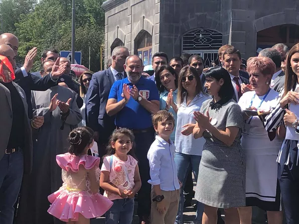 Пашинян приехал отмечать День города — в Гюмри открылась улица Шираза Пашинян приехал отмечать День города — в Гюмри открылась улица Шираза