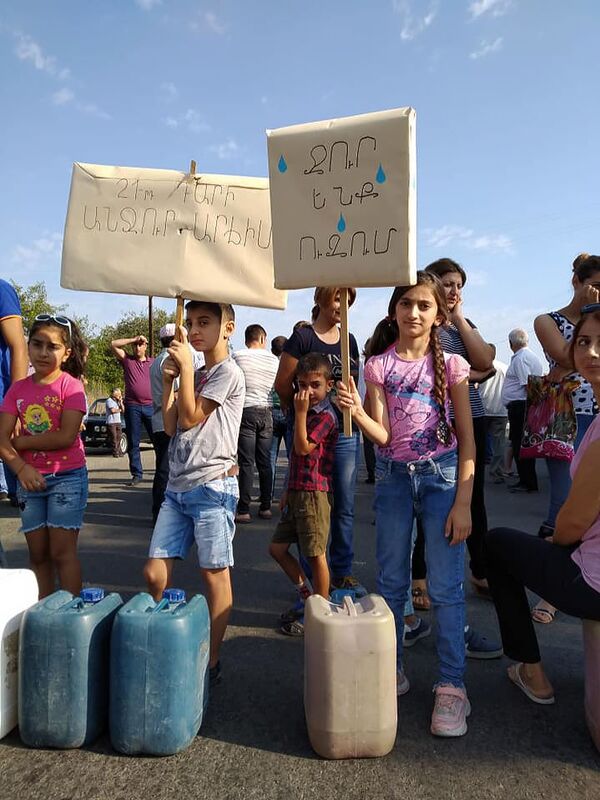Жители Арчиса закрыли дорогу: сельчане предлагают премьеру 10 дней пожить у них в селе Жители Арчиса закрыли дорогу: сельчане предлагают премьеру 10 дней пожить у них в селе - Sputnik Армения
