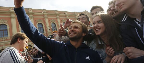 Футболист сборной России Дмитрий Сычев фотографируется с болельщиками после окончания товарищеского матча между командами сборной России и Легенды FIFA (21 мая 2017). Санкт-Петербург Футболист сборной России Дмитрий Сычев фотографируется с болельщиками после окончания товарищеского матча между командами сборной России и Легенды FIFA (21 мая 2017). Санкт-Петербург - Sputnik Армения