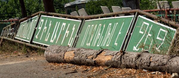 Демонтированная вывеска Приграничный Чинари приветствует вас у здания сельской администрации - Sputnik Армения