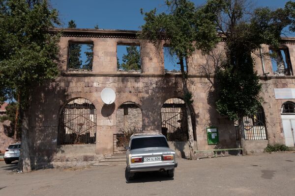 Бывшее здание сельской администрации Чинари - Sputnik Армения