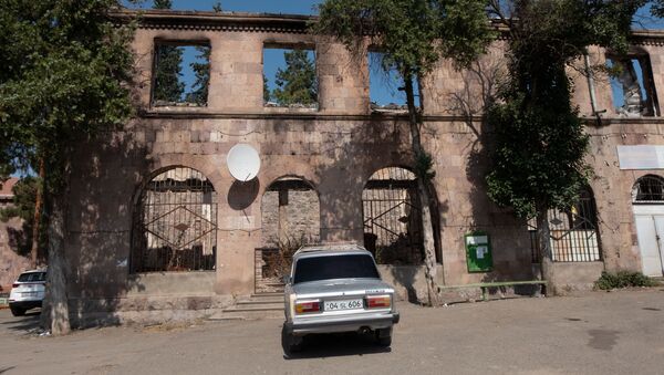 Бывшее здание сельской администрации Чинари - Sputnik Армения