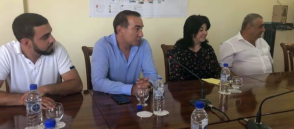 Руководитель Армянской общины Новочеркасска Ара Арсенян на встрече с мэром Гюмри (24 августа 2019). Гюмри - Sputnik Արմենիա