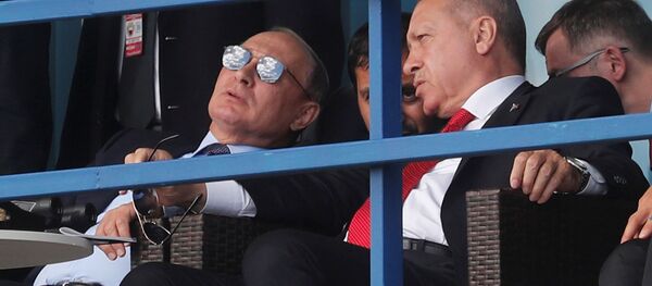 Президенты России и Турции Владимир Путин и Реджеп Тайип Эрдоган наблюдают за демонстрационными полетами во время открытия Международного авиационно-космического салона МАКС-2019 (27 августа 2019). Жуковский Президенты России и Турции Владимир Путин и Реджеп Тайип Эрдоган наблюдают за демонстрационными полетами во время открытия Международного авиационно-космического салона МАКС-2019 (27 августа 2019). Жуковский - Sputnik Армения