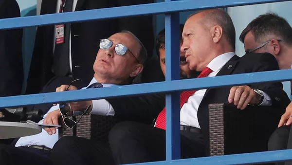 Президенты России и Турции Владимир Путин и Реджеп Тайип Эрдоган наблюдают за демонстрационными полетами во время открытия Международного авиационно-космического салона МАКС-2019 (27 августа 2019). Жуковский - Sputnik Армения