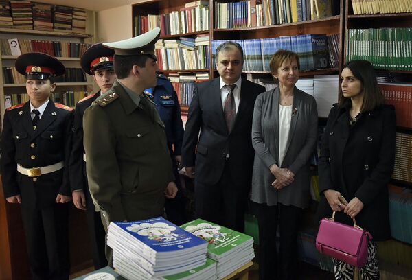 Представители РЦНК подарили учебники по русскому языку Представители РЦНК подарили учебники по русскому языку - Sputnik Армения