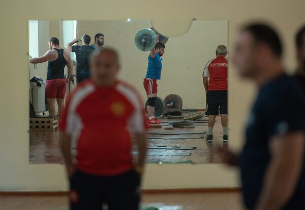 Армянские штангисты показывают отличные результаты, но... Чего ждет Пашик Алавердян от ЧМ - Sputnik Армения