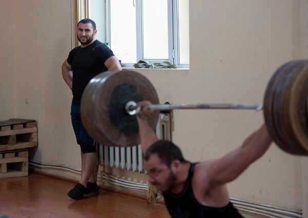 Симон Мартиросян наблюдает за упражнениями Акопа Мкртчяна на тренировке в преддверии ЧМ-2019 по тяжелой атлетике - Sputnik Армения
