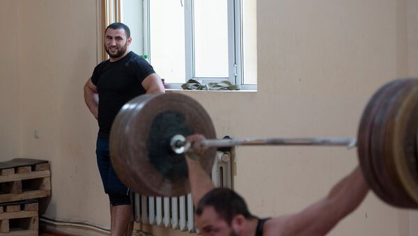 Симон Мартиросян наблюдает за упражнениями Акопа Мкртчяна на тренировке в преддверии ЧМ-2019 по тяжелой атлетике - Sputnik Արմենիա