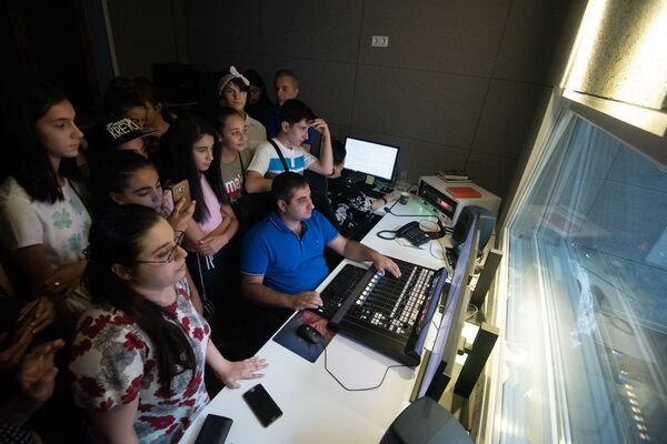 Тяжела не шапка Мономаха, а каска журналиста: как Писаренко вдохновил юных гостей - Sputnik Армения