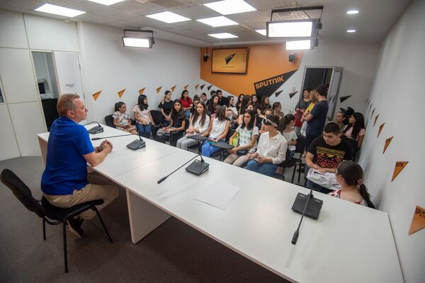 Тяжела не шапка Мономаха, а каска журналиста: как Писаренко вдохновил юных гостей - Sputnik Армения